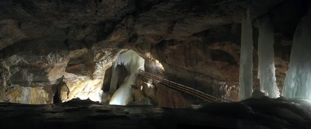 Dachstein giant ice cave / Dachstein Rieseneishöhle Obertraun